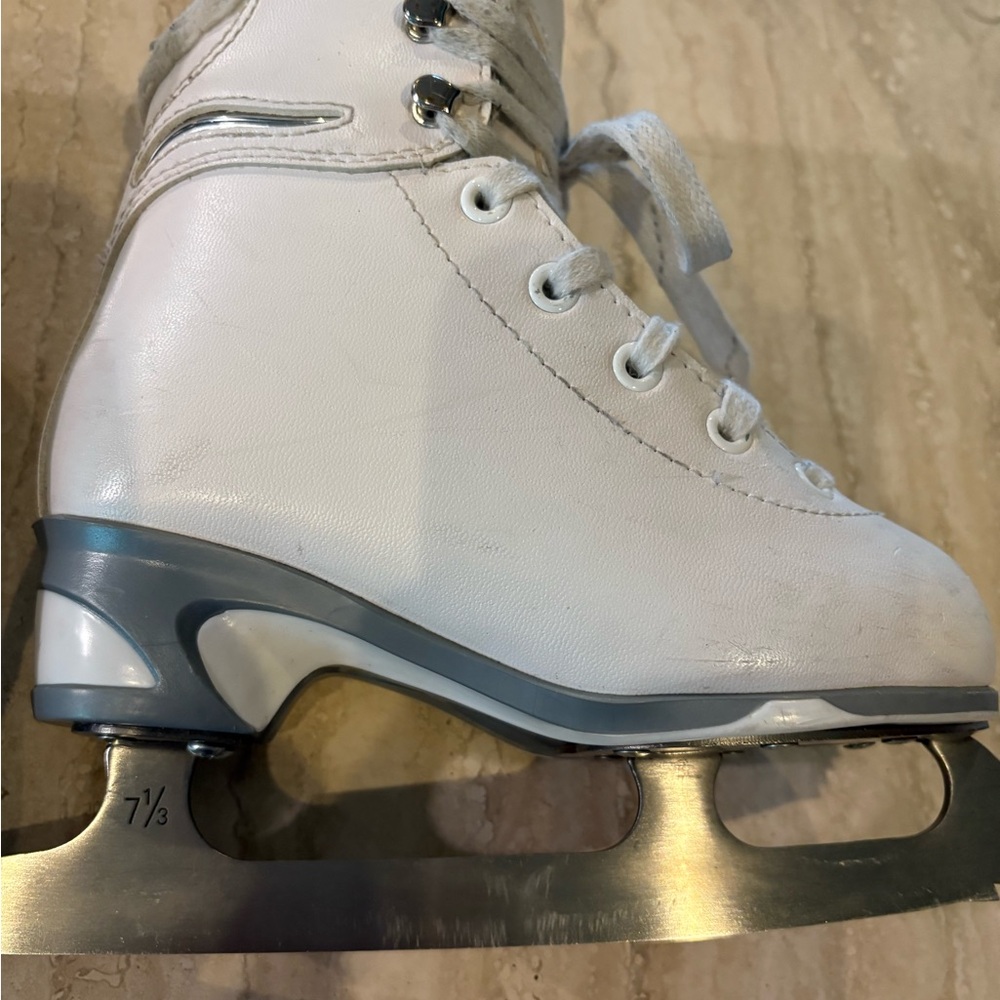 Soft Skate by Jackson Mark 1 White Figure Skates, 12J (12 Junior) Blade is 7 1/3 - Picture 8 of 16